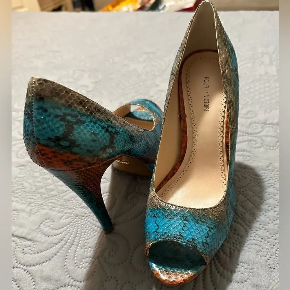 Pour La Victoire Snakeskin Peep-Toe Platform Heels – Size 8.5
